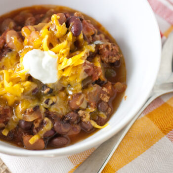 This clean eating chili recipe is super easy thanks to its slow cooker preparation. Great for potlucks and entertaining. This also makes a simple dinner recipe with plenty of extras for meal prep #recipe #healthy #healthyrecipes #cleaneating #dinner #dinnerrecipes #weightloss