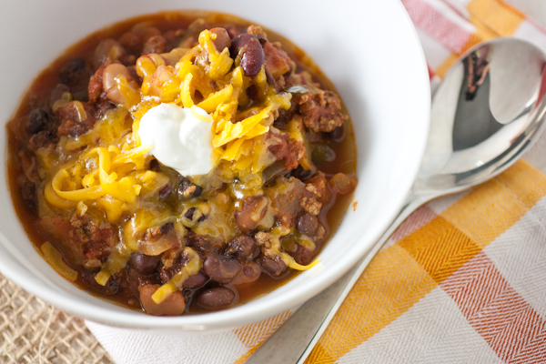 This clean eating chili recipe is super easy thanks to its slow cooker preparation. Great for potlucks and entertaining. This also makes a simple dinner recipe with plenty of extras for meal prep #recipe #healthy #healthyrecipes #cleaneating #dinner #dinnerrecipes #weightloss