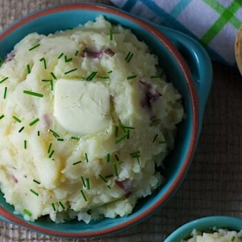 A healthy holiday side dish recipe that doesn't taste healthy! Yes, it's true! Sneak some veggies into this family favorite with Cauliflower Mashed Potatoes. Sure to be your new best clean eating recipe #recipe #healthy #healthyrecipes #healthyfood #cleaneating #realfood #vegan #veganrecipe #holidayfood