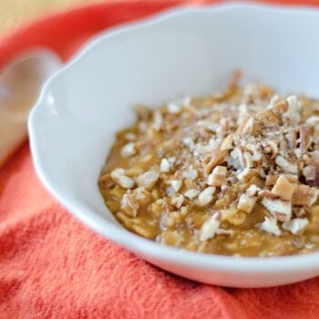 This is my go-to FALL breakfast food! HEALTHY Pumpkin Pie Oatmeal. One of the best pumpkin recipes around! You'll love this easy and healthy breakfast recipe that sneaks some vegetables into your day in the most delicious way. Clean eating, and I can make this with ingredients from my pantry. And it's a great use of leftover canned pumpkin. #recipe #fallfood #pumpkinrecipe #healthyrecipe #cleaneating