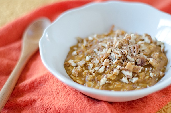 This is my go-to FALL breakfast food! HEALTHY Pumpkin Pie Oatmeal. One of the best pumpkin recipes around! You'll love this easy and healthy breakfast recipe that sneaks some vegetables into your day in the most delicious way. Clean eating, and I can make this with ingredients from my pantry. And it's a great use of leftover canned pumpkin. #recipe #fallfood #pumpkinrecipe #healthyrecipe #cleaneating