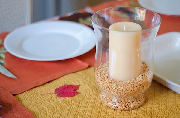 Click for a super easy and affordable Thanksgiving tabletop decoration idea that you could throw together last minute. This would also be great for a fall-themed table for entertaining as the weather cools down. You don't have to be crafty to make your fall table look beautiful! Great for beginners. #thanksgiving #fall #falltheme #falldecor #easyfall #falldecorations #tabletop