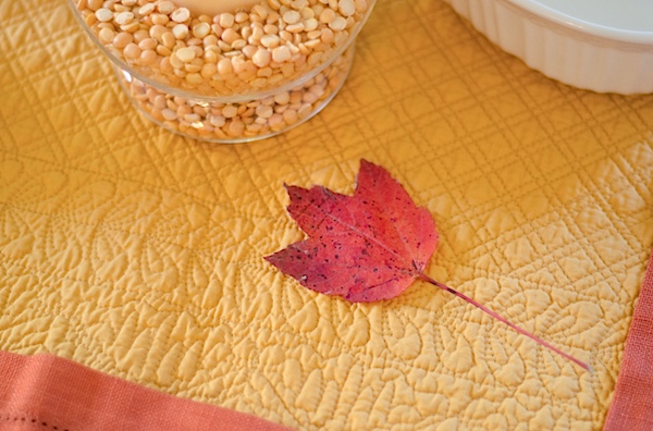 Click for a super easy and affordable Thanksgiving tabletop decoration idea that you could throw together last minute. This would also be great for a fall-themed table for entertaining as the weather cools down. You don't have to be crafty to make your fall table look beautiful! Great for beginners. #thanksgiving #fall #falltheme #falldecor #easyfall #falldecorations #tabletop