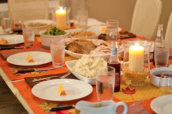 Click for a super easy and affordable Thanksgiving tabletop decoration idea that you could throw together last minute. This would also be great for a fall-themed table for entertaining as the weather cools down. You don't have to be crafty to make your fall table look beautiful! Great for beginners. #thanksgiving #fall #falltheme #falldecor #easyfall #falldecorations #tabletop