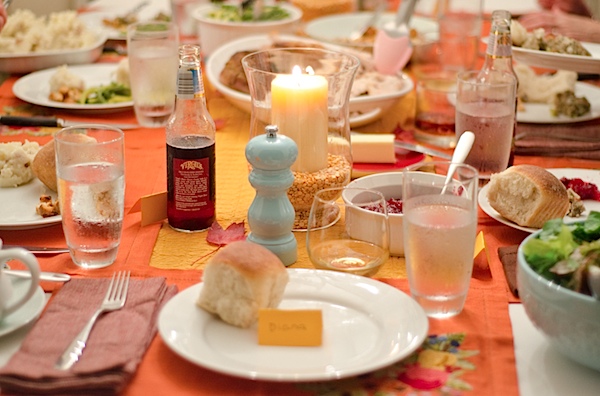 Click for a super easy and affordable Thanksgiving tabletop decoration idea that you could throw together last minute. This would also be great for a fall-themed table for entertaining as the weather cools down. You don't have to be crafty to make your fall table look beautiful! Great for beginners. #thanksgiving #fall #falltheme #falldecor #easyfall #falldecorations #tabletop