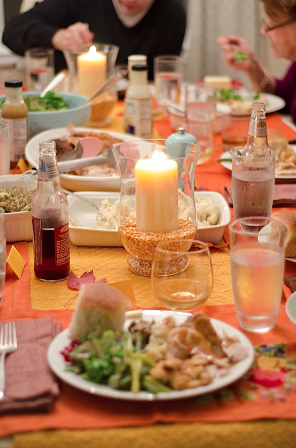 Click for a super easy and affordable Thanksgiving tabletop decoration idea that you could throw together last minute. This would also be great for a fall-themed table for entertaining as the weather cools down. You don't have to be crafty to make your fall table look beautiful! Great for beginners. #thanksgiving #fall #falltheme #falldecor #easyfall #falldecorations #tabletop