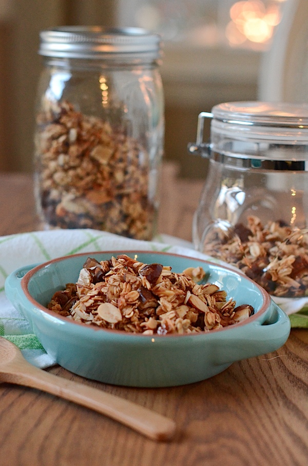 Healthy Granola Recipe: Maple Cinnamon Date Almond (Oil-Free and Only 6 Ingredients)