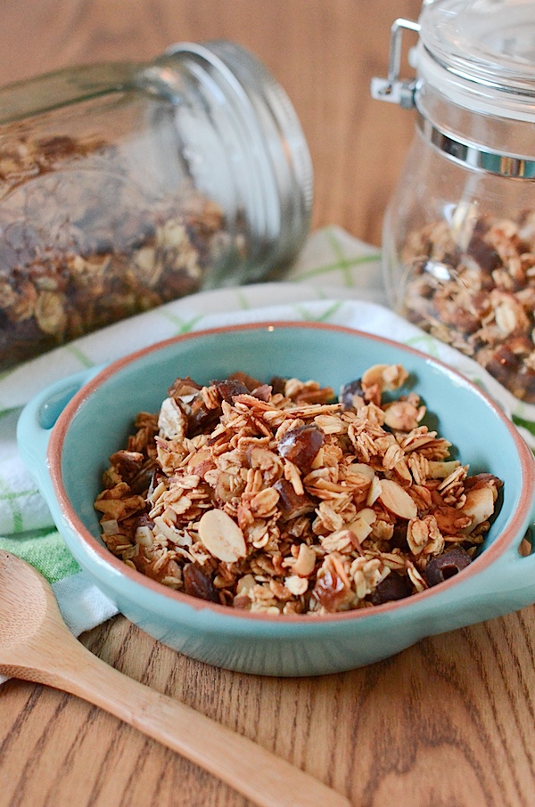 Healthy Granola Recipe: Maple Cinnamon Date Almond (Oil-Free and Only 6 Ingredients)