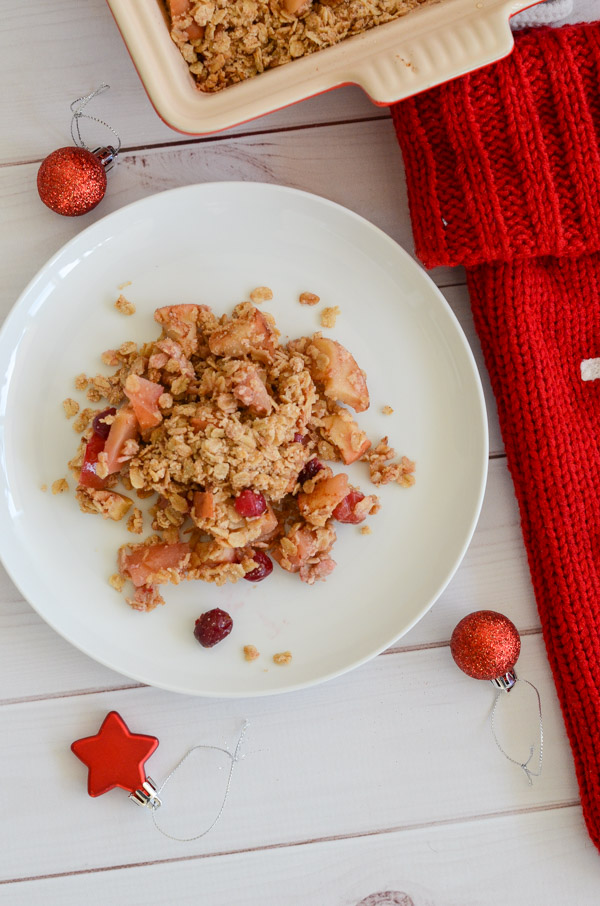 Holiday desserts can be delicious and healthy at the same time! Try this Healthy Cranberry Apple Crisp Recipe for an easy clean eating dessert recipe with nutritious fruit goodness. #recipe #healthy #healthyrecipes #healthyfood #cleaneating #realfood #vegan #veganrecipe #christamas #thanksgiving #holidayfood