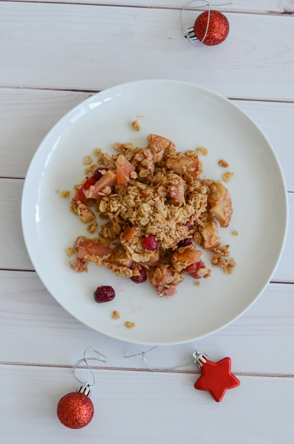 Holiday desserts can be delicious and healthy at the same time! Try this Healthy Cranberry Apple Crisp Recipe for an easy clean eating dessert recipe with nutritious fruit goodness. #recipe #healthy #healthyrecipes #healthyfood #cleaneating #realfood #vegan #veganrecipe #christamas #thanksgiving #holidayfood