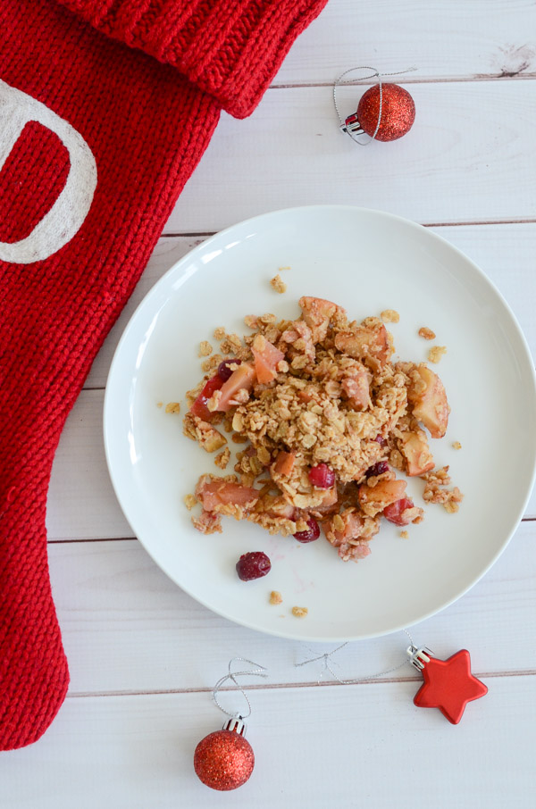 Holiday desserts can be delicious and healthy at the same time! Try this Healthy Cranberry Apple Crisp with Rolled Oats Recipe for an easy clean eating dessert recipe with nutritious fruit goodness. #recipe #healthy #healthyrecipes #healthyfood #cleaneating #realfood #vegan #veganrecipe #christamas #thanksgiving #holidayfood