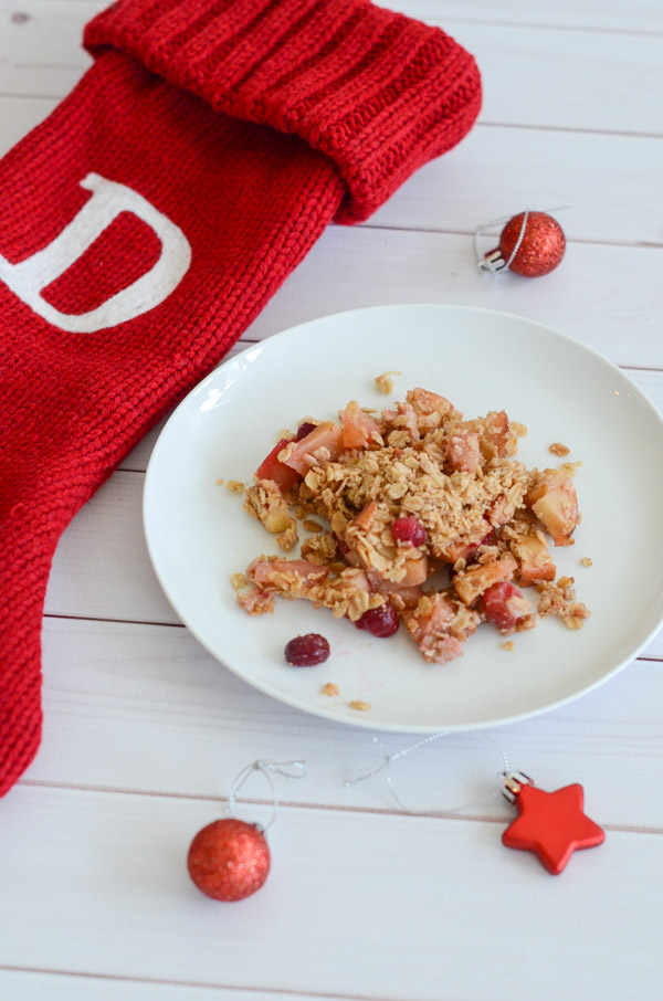 Holiday desserts can be delicious and healthy at the same time! Try this Healthy Cranberry Apple Crisp Recipe for an easy clean eating dessert recipe with nutritious fruit goodness. #recipe #healthy #healthyrecipes #healthyfood #cleaneating #realfood #vegan #veganrecipe #christamas #thanksgiving #holidayfood