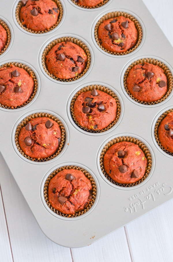 Skip toxic food colors and make this naturally red Turmeric Banana Chocolate Chip Muffins recipe. This clean eating recipe is made with anti-inflammatory ingredients and tastes delicious! #recipe #healthy #healthyrecipes #cleaneating #vegan #vegetarian #breakfast #breakfastfood #valentinesday