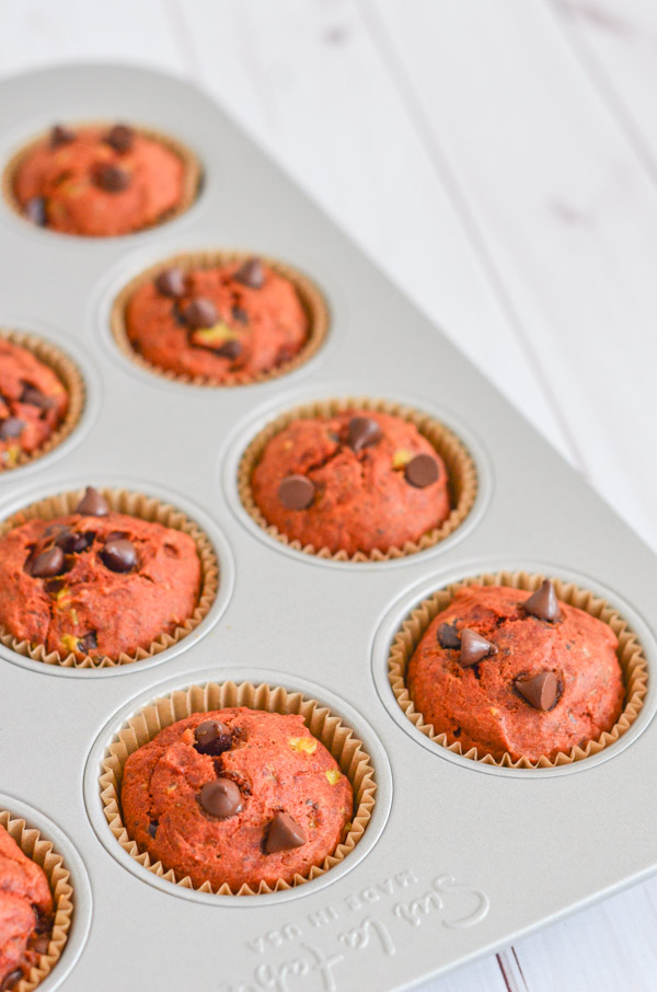 Skip toxic food colors and make this naturally red Turmeric Banana Chocolate Chip Muffins recipe. This clean eating recipe is made with anti-inflammatory ingredients and tastes delicious! #recipe #healthy #healthyrecipes #cleaneating #vegan #vegetarian #breakfast #breakfastfood #valentinesday