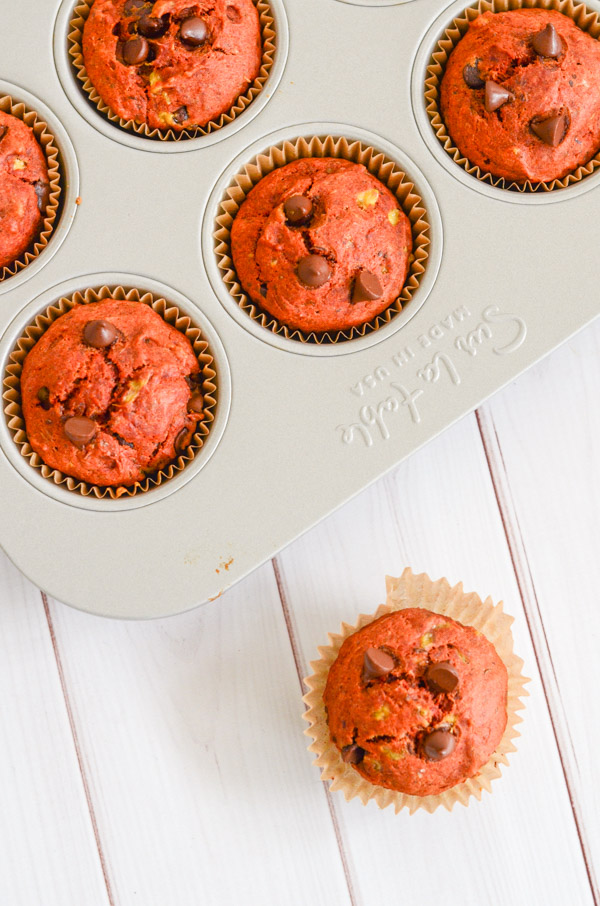 Skip toxic food colors and make this naturally red Turmeric Banana Chocolate Chip Muffins recipe. This clean eating recipe is made with anti-inflammatory ingredients and tastes delicious! #recipe #healthy #healthyrecipes #cleaneating #vegan #vegetarian #breakfast #breakfastfood #valentinesday