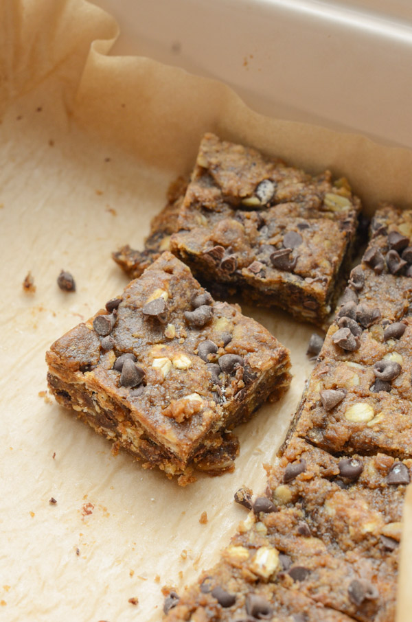 Fudgy, Ooey-gooey, and delicious! These Healthy Sunbutter Blondies are SO GOOD! Not to mention they're clean eating and nut-free. And they're vegan blondies too! #recipe #healthy #healthyrecipes #cleaneating #vegan #vegetarian #desserts #dessertfoodrecipes #blondies