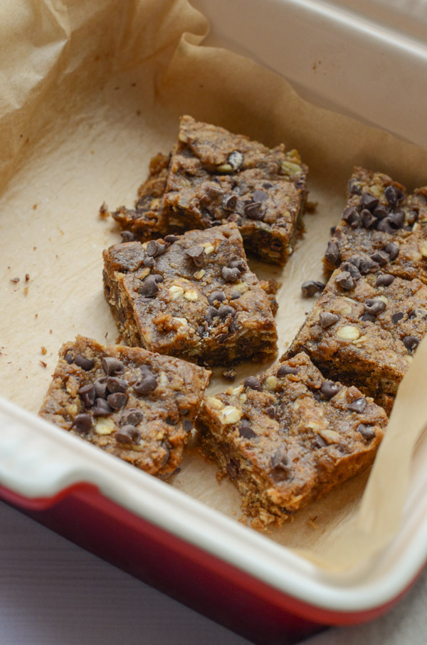 Fudgy, Ooey-gooey, and delicious! These Healthy Sunbutter Blondies are SO GOOD! Not to mention they're clean eating and nut-free. And they're vegan blondies too! #recipe #healthy #healthyrecipes #cleaneating #vegan #vegetarian #desserts #dessertfoodrecipes #blondies