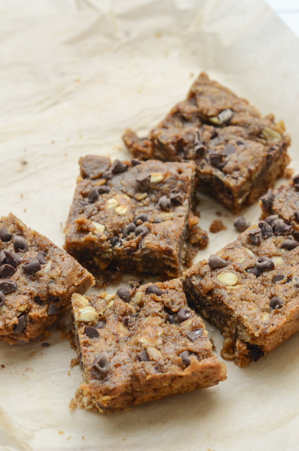 Fudgy, Ooey-gooey, and delicious! These Healthy Sunbutter Blondies are SO GOOD! Not to mention they're clean eating and nut-free. And they're vegan blondies too! #recipe #healthy #healthyrecipes #cleaneating #vegan #vegetarian #desserts #dessertfoodrecipes #blondies