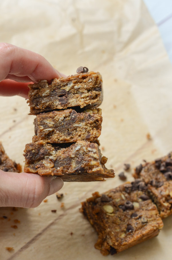 Fudgy, Ooey-gooey, and delicious! These Healthy Sunbutter Blondies are SO GOOD! Not to mention they're clean eating and nut-free. And they're vegan blondies too! #recipe #healthy #healthyrecipes #cleaneating #vegan #vegetarian #desserts #dessertfoodrecipes #blondies