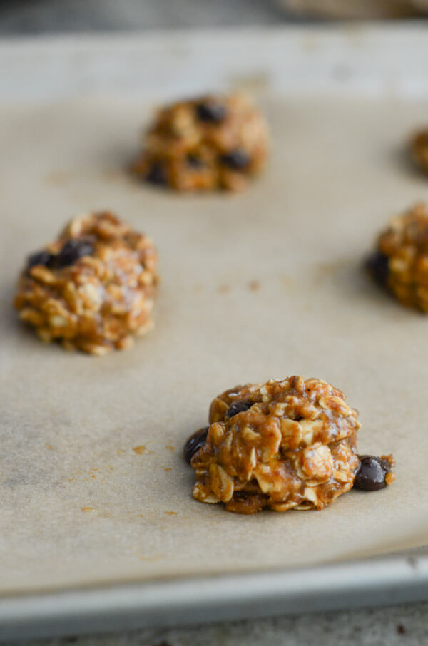 Healthy cookies - NO weird substitutions! You'll love these Healthy Dark Chocolate Tahini Oatmeal cookies. This clean eating dessert recipe is easy and delicious. Yay for a healthy cookie recipes! #recipe #healthy #healthyrecipes #cleaneating #realfood #vegan #vegetarian #dessert #cookies #healthycookies