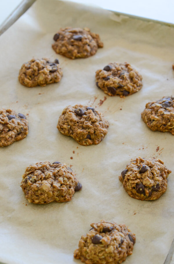 Healthy cookies - NO weird substitutions! You'll love these Healthy Dark Chocolate Tahini Oatmeal cookies. This clean eating dessert recipe is easy and delicious. Yay for a healthy cookie recipes! #recipe #healthy #healthyrecipes #cleaneating #realfood #vegan #vegetarian #dessert #cookies #healthycookies