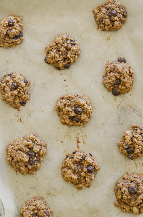 Healthy cookies - NO weird substitutions! You'll love these Healthy Dark Chocolate Tahini Oatmeal cookies. This clean eating dessert recipe is easy and delicious. Yay for a healthy cookie recipes! #recipe #healthy #healthyrecipes #cleaneating #realfood #vegan #vegetarian #dessert #cookies #healthycookies