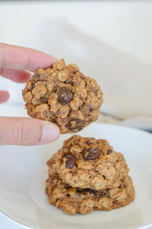 Healthy cookies - NO weird substitutions! You'll love these Healthy Dark Chocolate Tahini Oatmeal cookies. This clean eating dessert recipe is easy and delicious. Yay for a healthy cookie recipes! #recipe #healthy #healthyrecipes #cleaneating #realfood #vegan #vegetarian #dessert #cookies #healthycookies