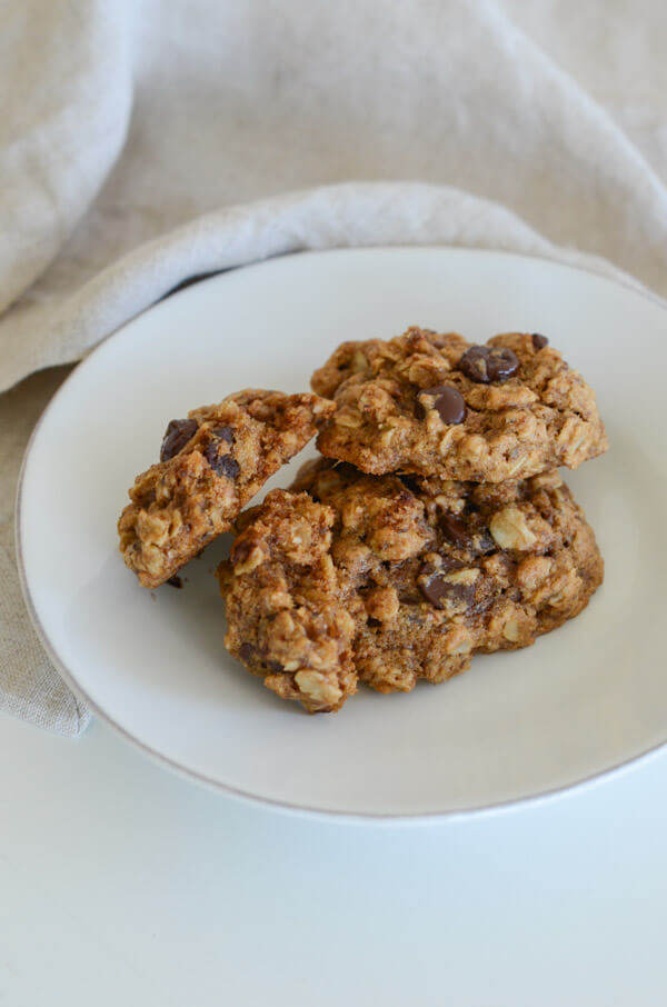 Healthy cookies - NO weird substitutions! You'll love these Healthy Dark Chocolate Tahini Oatmeal cookies. This clean eating dessert recipe is easy and delicious. Yay for a healthy cookie recipes! #recipe #healthy #healthyrecipes #cleaneating #realfood #vegan #vegetarian #dessert #cookies #healthycookies